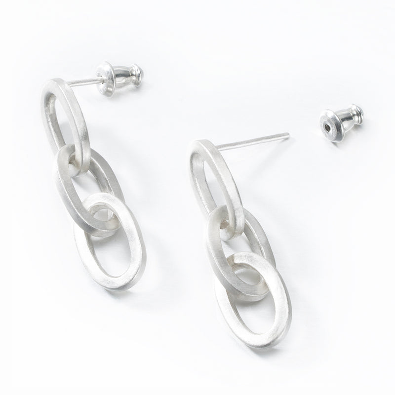 UNUN_Earing-Silver-Detail.jpg__PID:30816e4f-1af7-41cc-81ae-8a2accf3d050